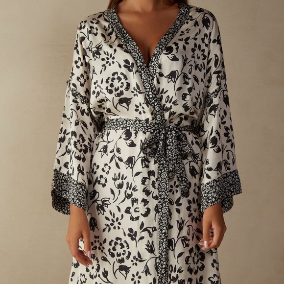 NEW with tag and Box! intimissimiA Floral Affair Viscose Satin Kimono